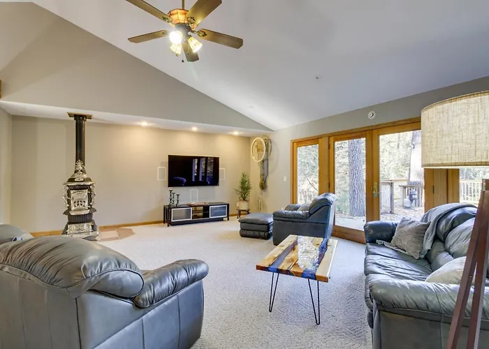 Peaceful Hibbing Getaway: Heated Floors, Fire Pit!