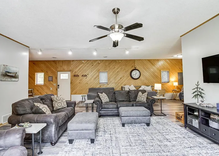 Quiet Lakefront Grand Rapids Cabin On 5 Acres